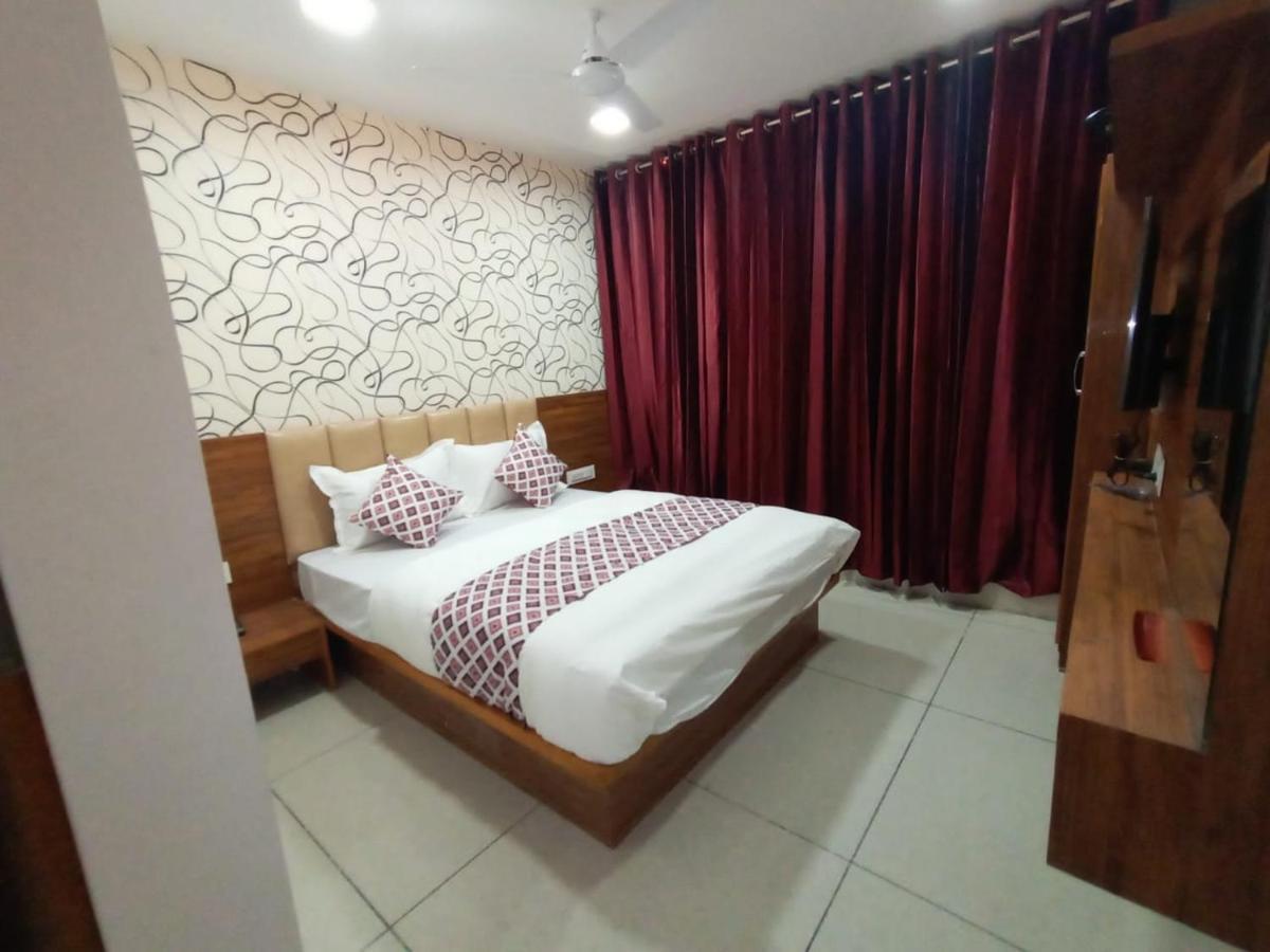 Hotel Dreamland Vadodara Bagian luar foto