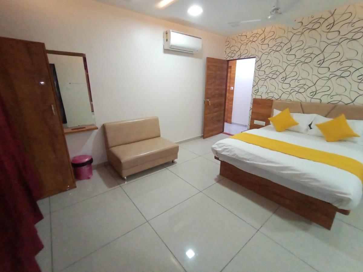 Hotel Dreamland Vadodara Bagian luar foto