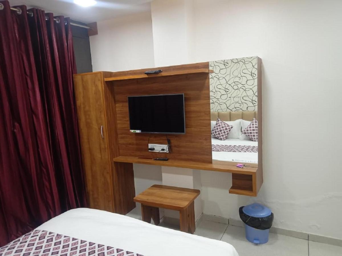 Hotel Dreamland Vadodara Bagian luar foto